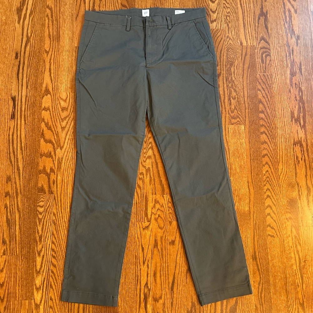 Men’s Gap Essential Khaki Slim Pants 34x32